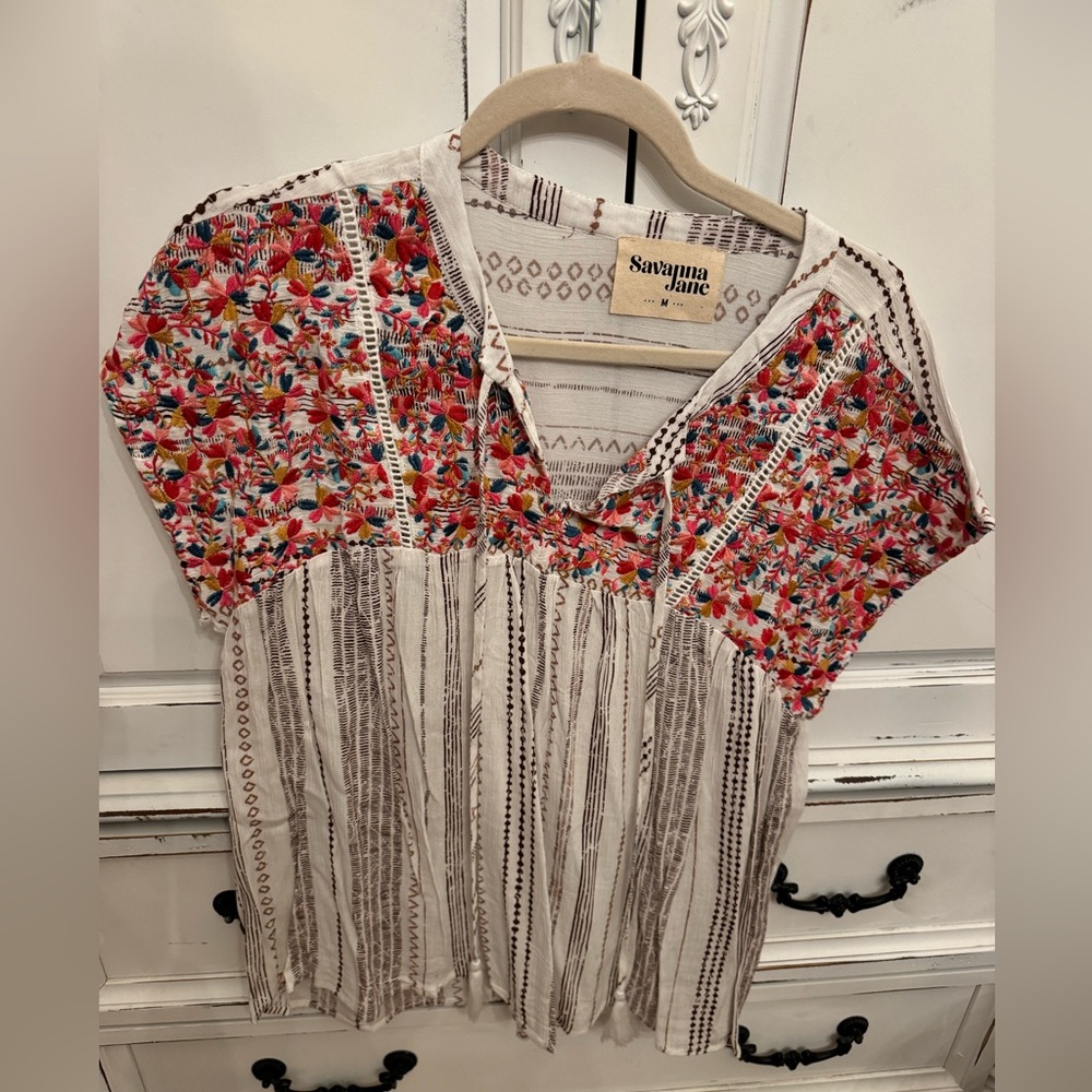 Women’s Savanna Jane embroidered top size medium